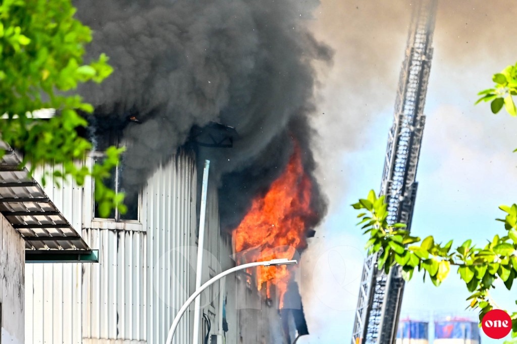 One Photos - 58kT2lgAMEMtnof1DjTV26zxV.jpg