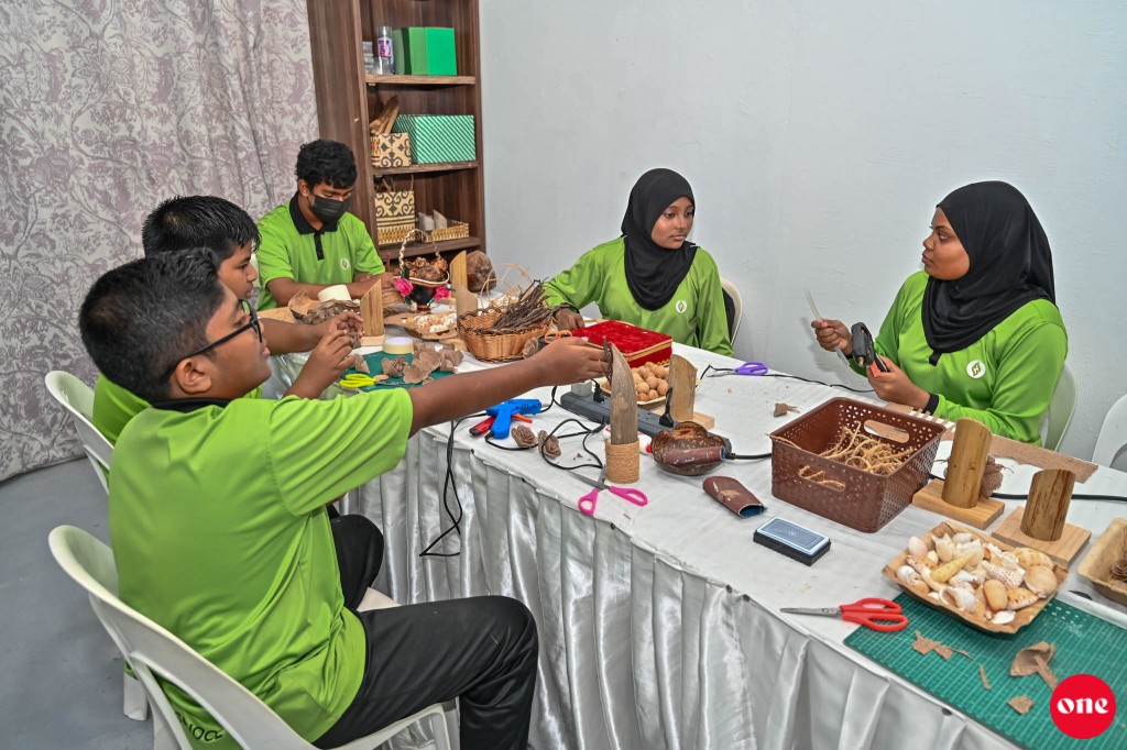 One Photos - 919UDndm2oclg4McB1F9InfWm.jpg
